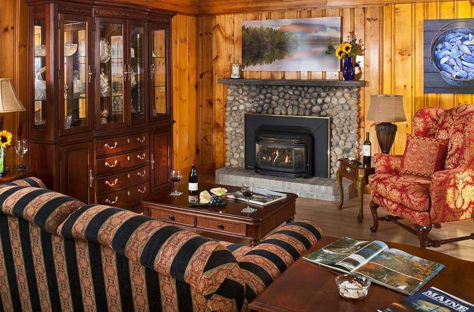 Common area at the Wolf Cove Inn